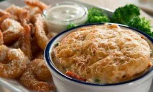Cheddar-Bay-Biscuit-Shrimp-Lobster-Pot-Pie