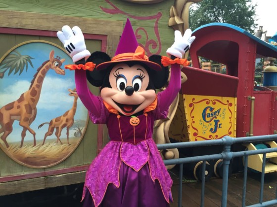 Disney Mickey And Friends Halloween Group Shot Manche Raglan
